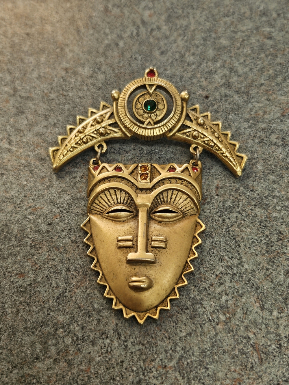 AVON Bold Native Face Egyptian Mask Brooch Bronze Gold Tone Rhinestones Pin 90
